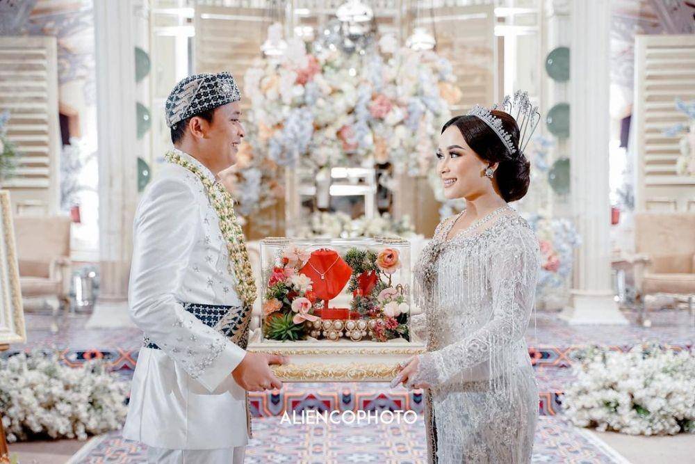Momen akad nikah Syifa adik Ayu Ting Ting (@aliencophoto via instagram.com/nandafachrizaal)
