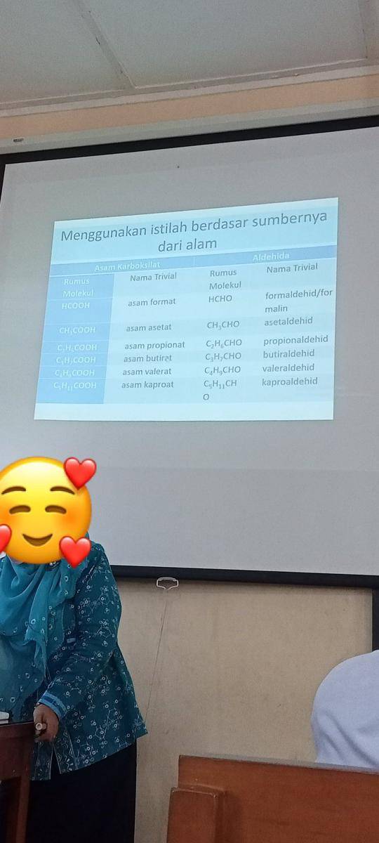 seragam guru IPA lucu (twitter.com/starbehindmoon)