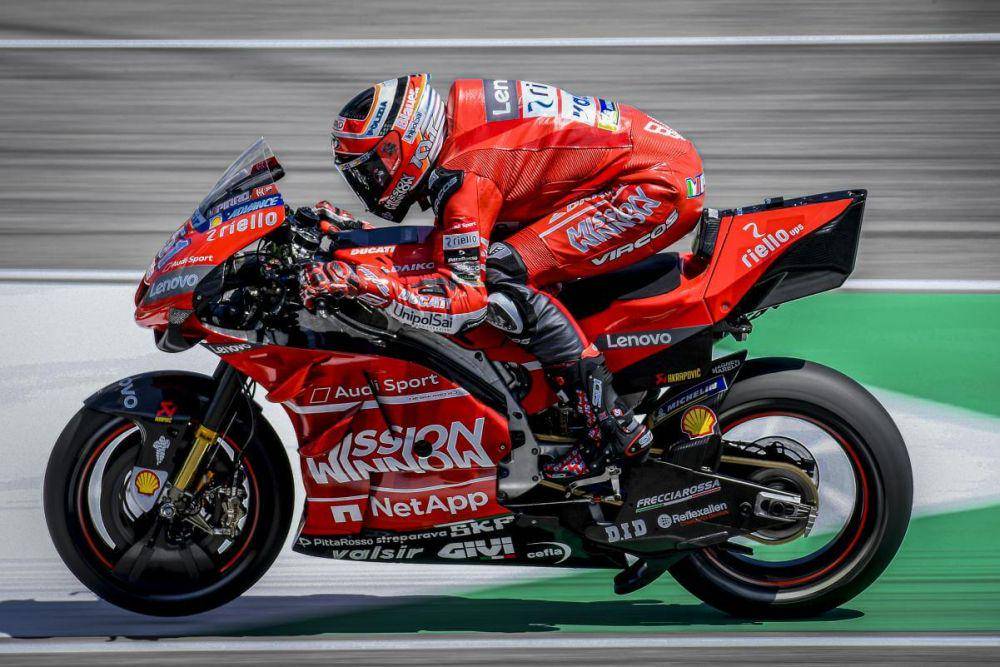 Spoiler untuk mengalirkan angin ke bagian belakang ban pada Ducati Desmosedici. (motogp.com)