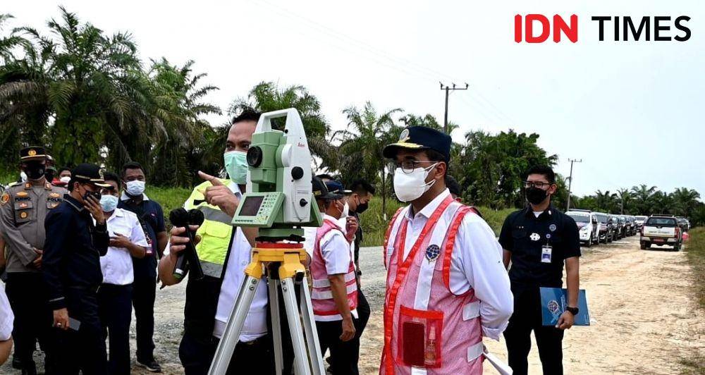 Menteri Perhubungan Budi Karya meninjau lokasi Bandara IKN Nusantara di Kalimantan Timur, Senin (21/2/2022). (IDN Times/Hilmansyah)