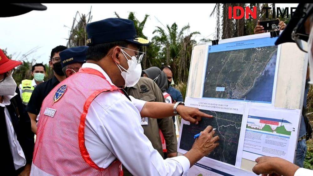 Menteri Perhubungan Budi Karya meninjau lokasi Bandara IKN Nusantara di Kalimantan Timur, Senin (21/2/2022). (IDN Times/Hilmansyah)