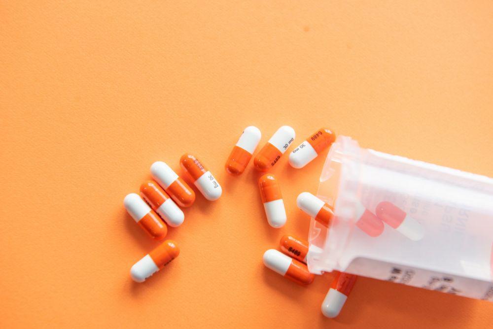 Acitretin: Manfaat, Peringatan, Interaksi, Dosis, dan Efek Samping