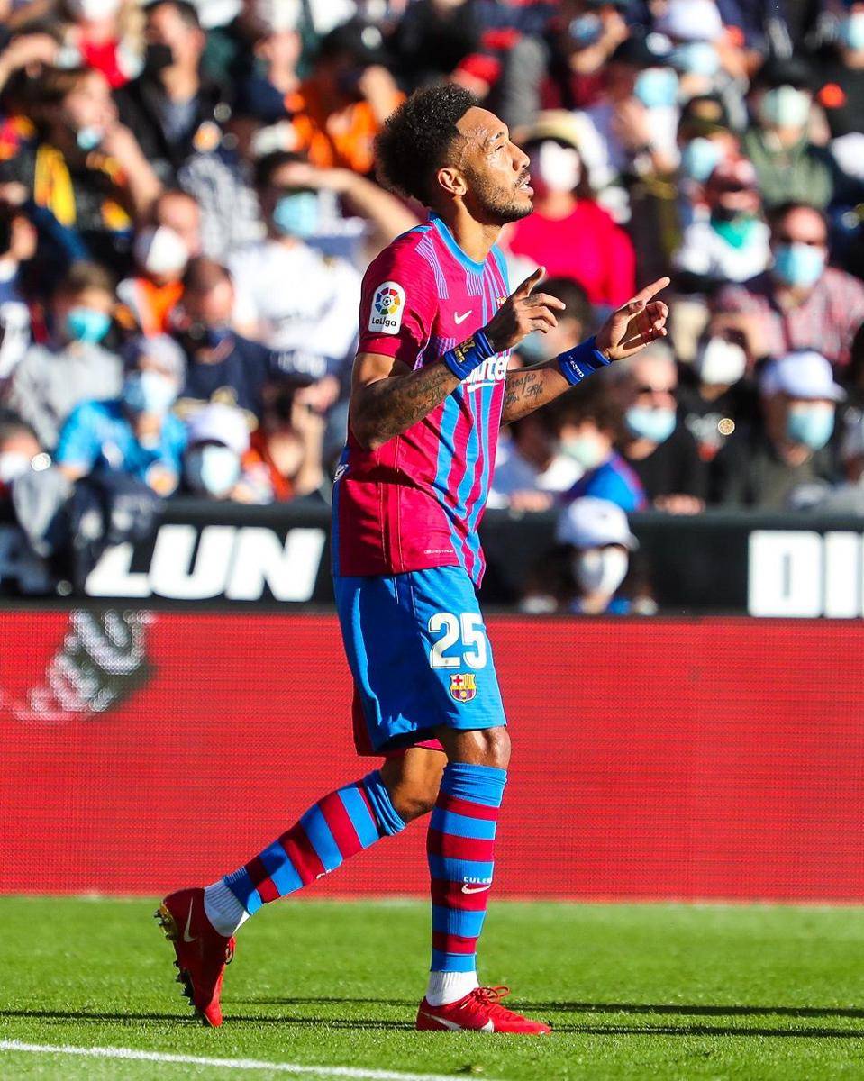 Selebrasi Pierre-Emerick Aubameyang setelah mencetak gol ke gawang Valencia di LaLiga. (twitter.com/FCBarcelona)