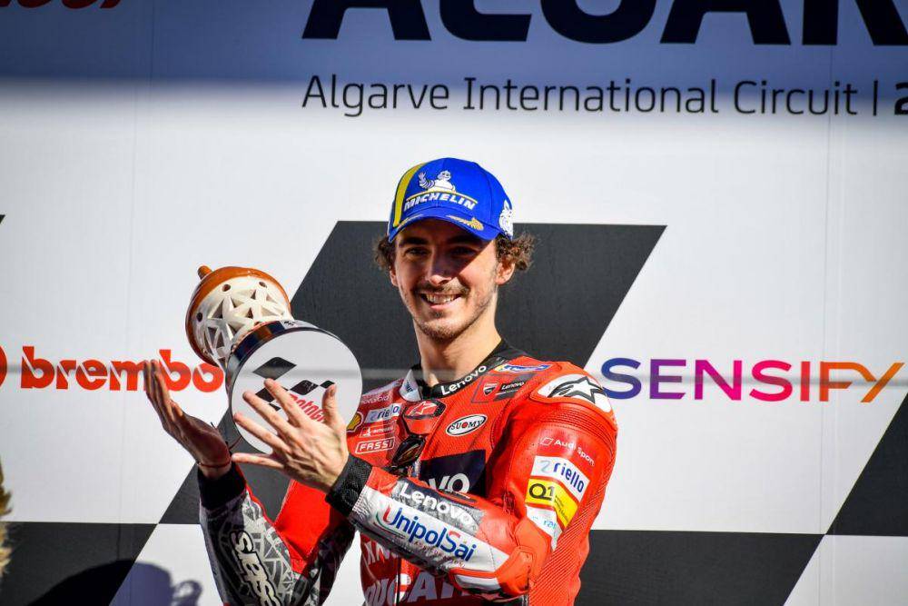 Francesco Bagnaia saat mengangkat trofi pada GP Algarve (motogp.com)