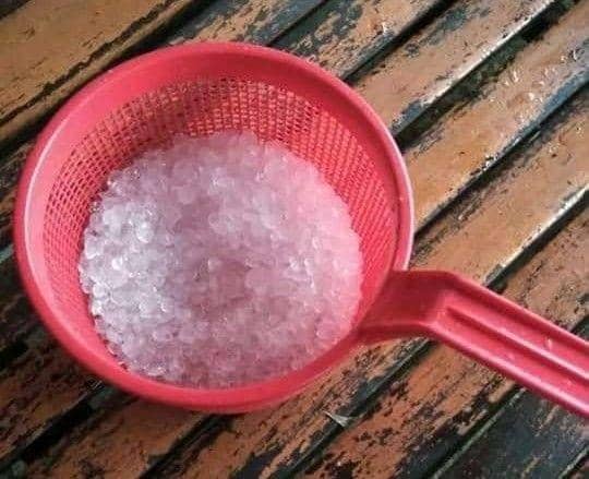 Video viral memperlihatkan hujan es disertai angin kencang terjadi di Pekon Betung Sukosari, Kecamatan Sekincau, Kabupaten Lampung Barat, Minggu (20/2/2022) sekitar pukul 16.00 WIB. (IDN Times/Istimewa)