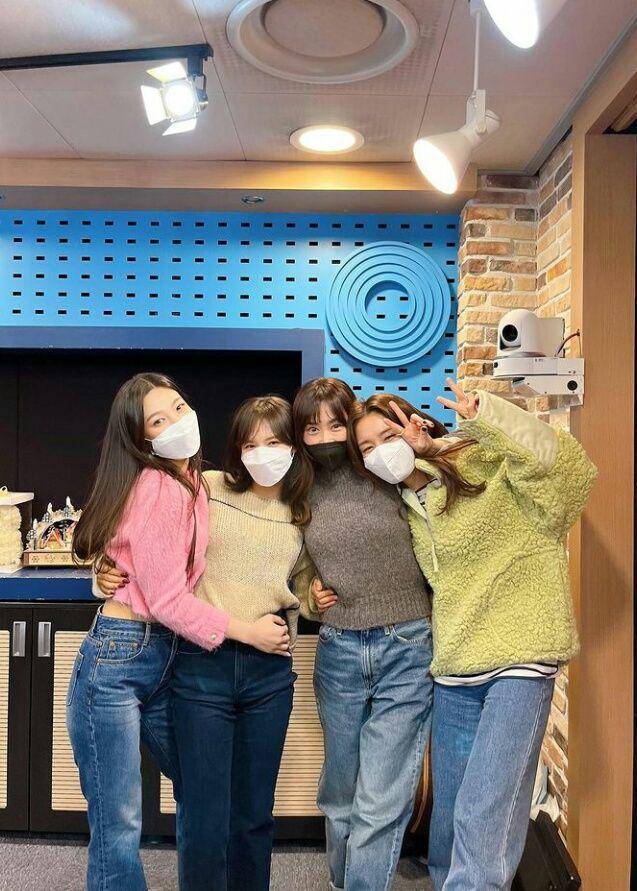 Wendy dan Joy Red Velvet bersama Kang Ye-Won dan Ahn Eun-Jin di SBS Wendy's Youngstreet (instagram.com/sbsyoungstreet)