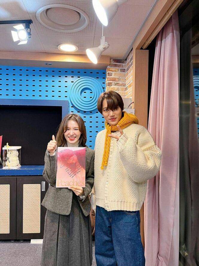 Wendy Red Velvet dan Kai EXO di SBS Wendy's Youngstreet (instagram.com/sbsyoungstreet)