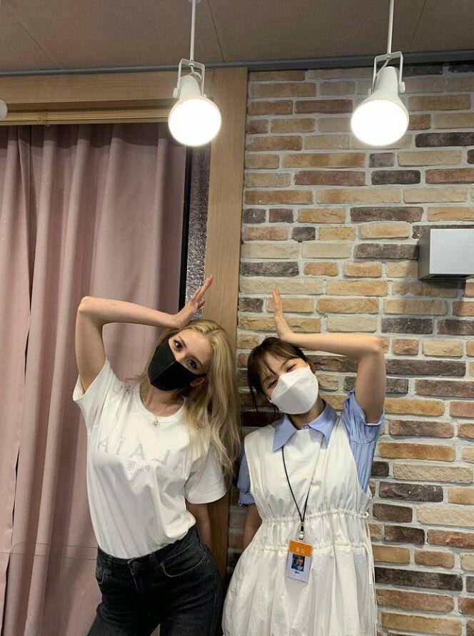 Wendy Red Velvet dan Somi di SBS Wendy's Youngstreet (instagram.com/sbsyoungstreet)