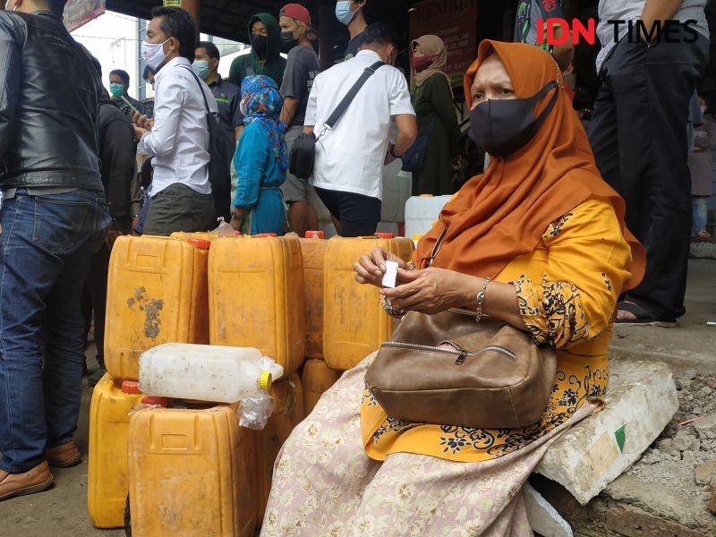 Seorang pedagang mengantre demi mendapat pasokan minyak goreng di Pasar Kosambi. IDN Times/Debbie Sutrisno