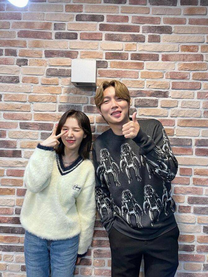 Wendy Red Velvet dan Son Tae Jin di SBS Wendy's Youngstreet (instagram.com/sbsyoungstreet)