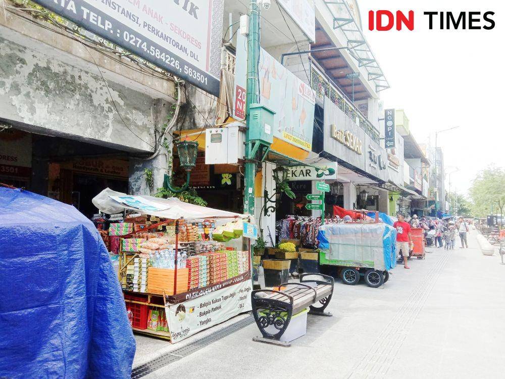 Kondisi Malioboro sebelum relokasi PKL (IDN Times/Dyar Ayu)