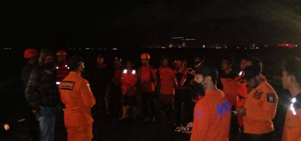 Tim SAR gabungan dalam upaya pencarian korban tenggelam akibat kecelakaan kapal di Makassar (Dok. Basarnas Sulsel)