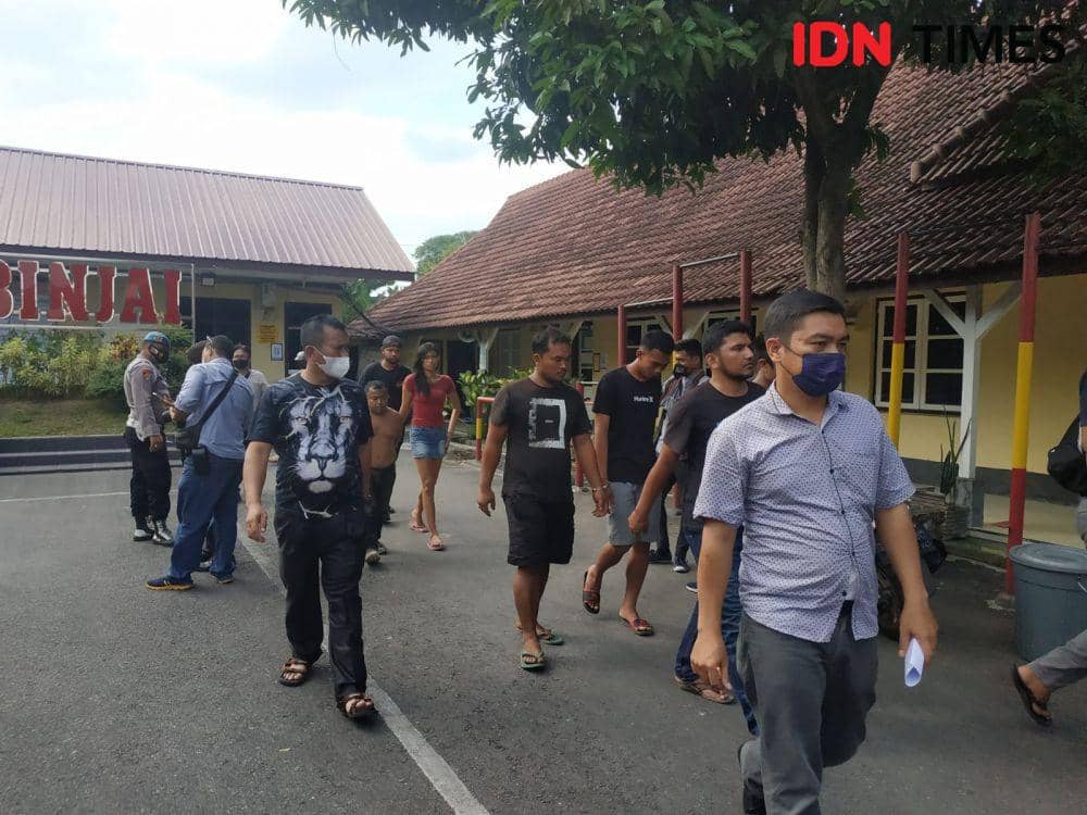 Polisi yang mengamankan terduga pelaku pengguna narkoba dan barang bukti di Kota Binjai (IDN Times/ Bambang Suhandoko)