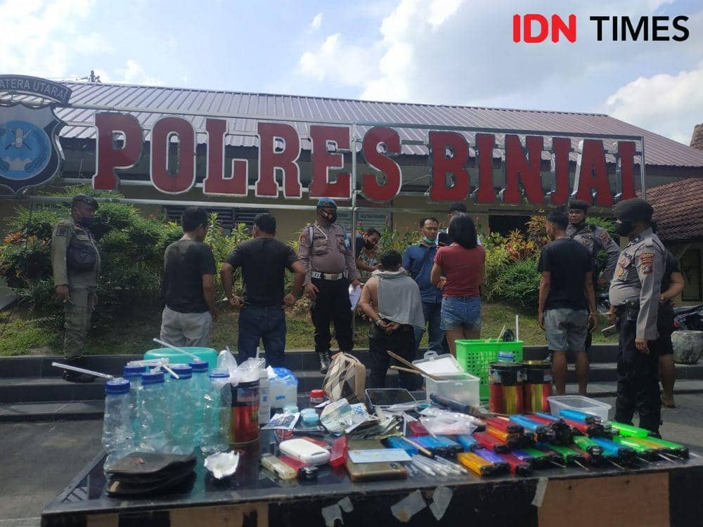 Polisi yang mengamankan terduga pelaku pengguna narkoba dan barang bukti di Kota Binjai (IDN Times/ Bambang Suhandoko)