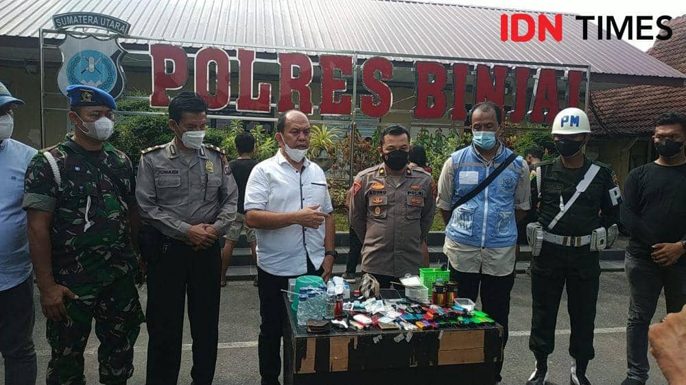 Polisi yang mengamankan terduga pelaku pengguna narkoba dan barang bukti di Kota Binjai (IDN Times/ Bambang Suhandoko)