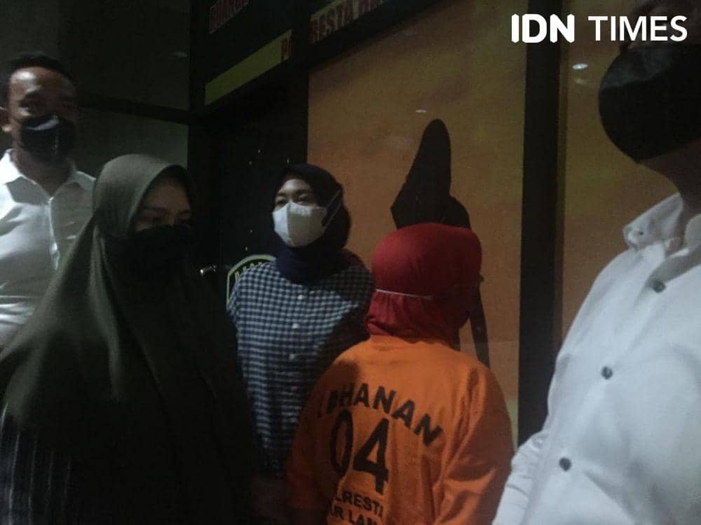Unit PPA Satreskrim Polresta Bandar Lampung menangkap seorang ibu rumah tangga usai tega menganiaya anak kandungnya. (IDN Times/Tama Yudha Wiguna)