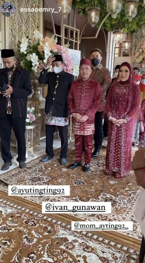 potret keluarga di nikahan adik Ayu Ting Ting (instagram.com/essaoemry_7)