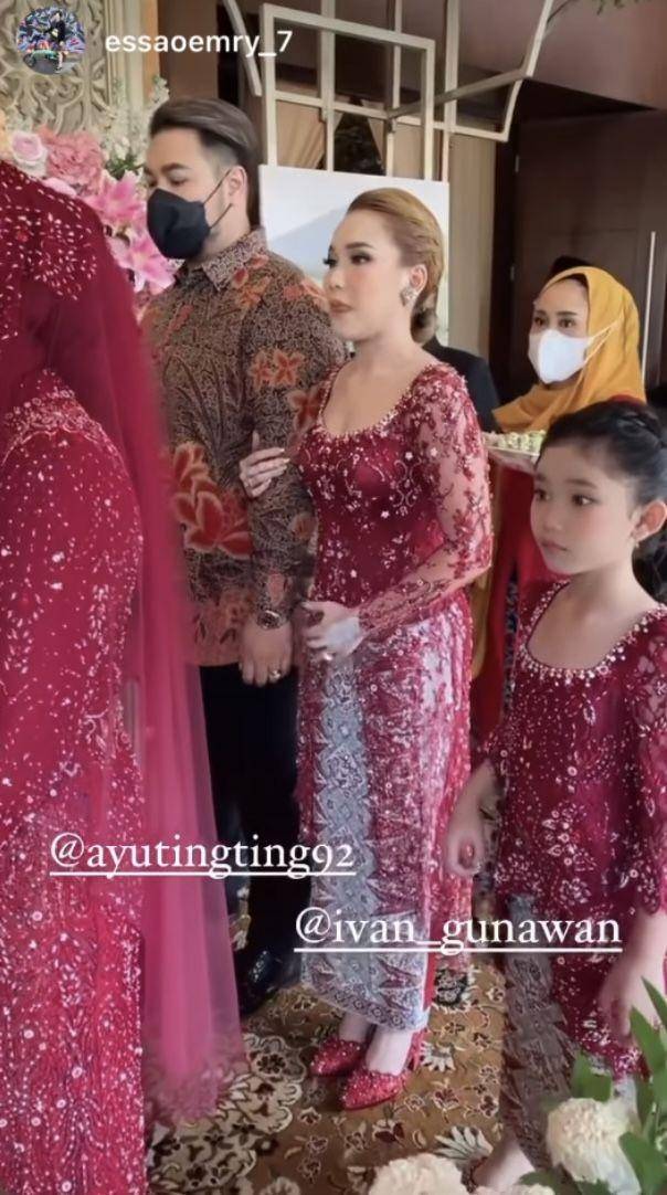 potret keluarga di nikahan adik Ayu Ting Ting (instagram.com/essaoemry_7)