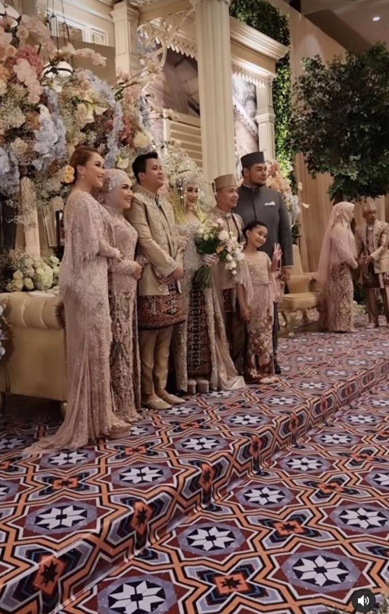 potret keluarga di nikahan adik Ayu Ting Ting (instagram.com/mom_ayting92_)