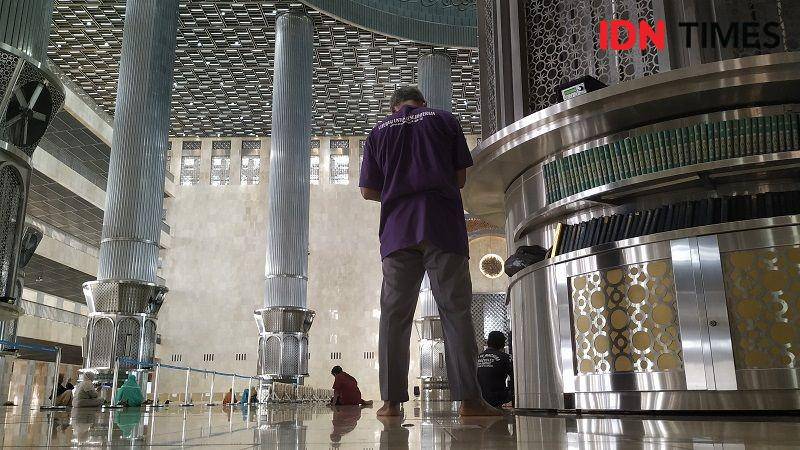 Seorang jemaah menunaikan salat di Masjid Istiqlal. (IDN Times/Rochmanudin)