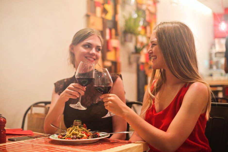 ilustrasi makan bersama rekan kerja (pexels.com/Andrea Piacquadio)
