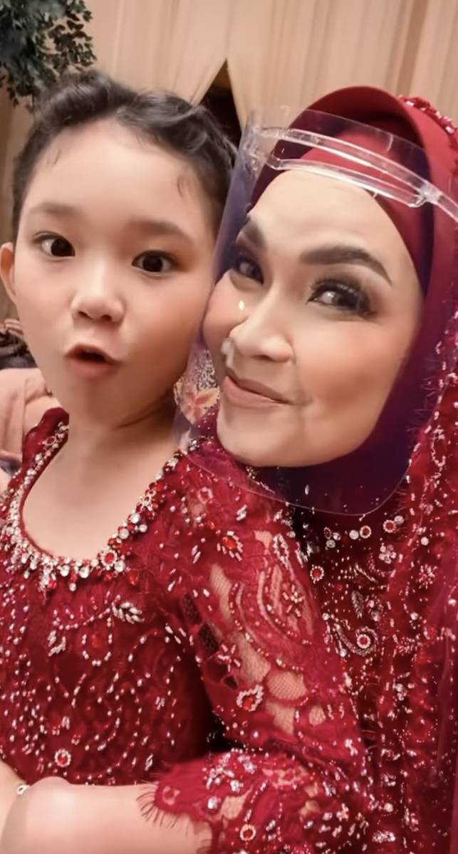 potret keluarga di nikahan adik Ayu Ting Ting (instagram.com/mom_ayting92_)