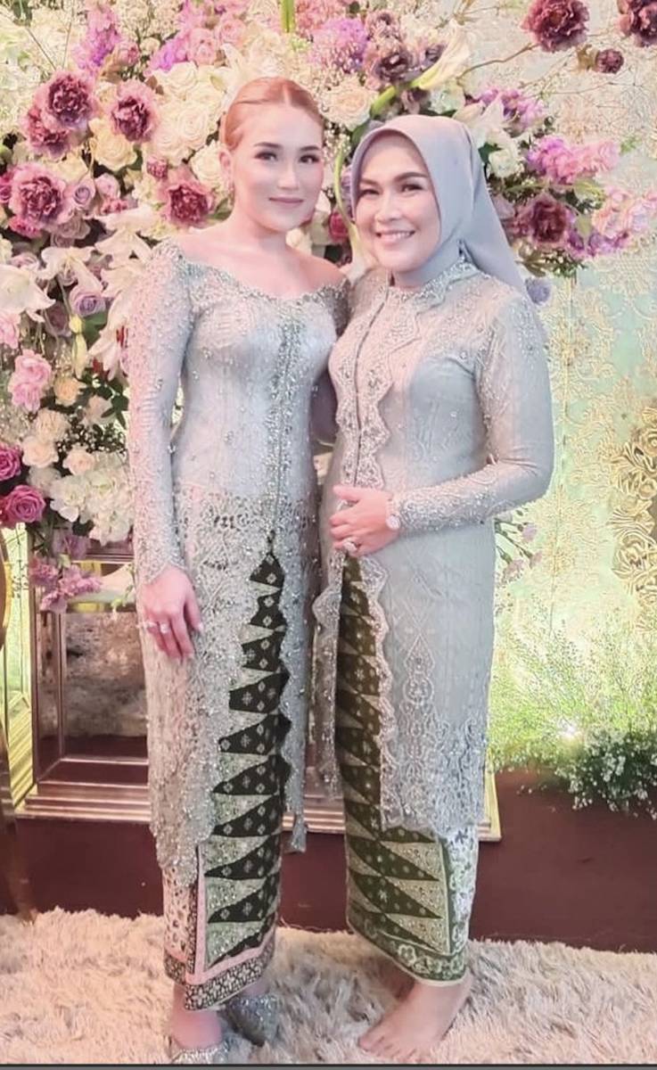 potret keluarga di nikahan adik Ayu Ting Ting (instagram.com/mom_ayting92_)