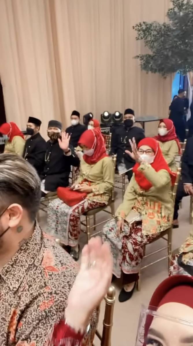 potret keluarga di nikahan adik Ayu Ting Ting (instagram.com/mom_ayting92_)