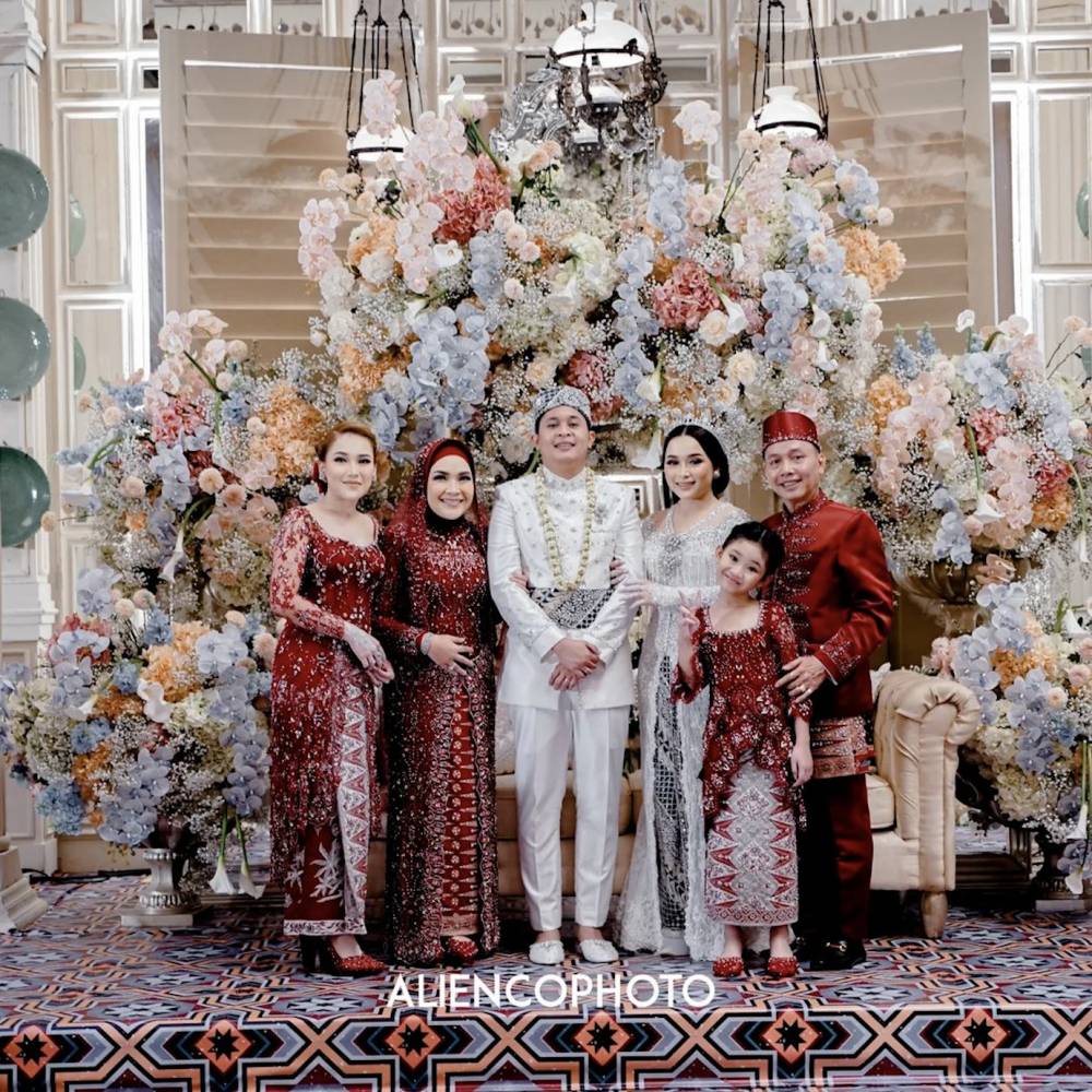 potret keluarga di nikahan adik Ayu Ting Ting instagram.com/aliencophoto)