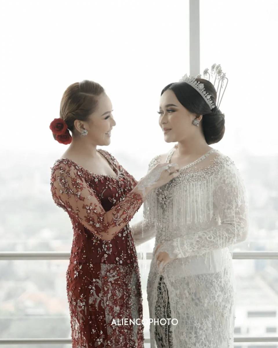 potret keluarga di nikahan adik Ayu Ting Ting instagram.com/aliencophoto)