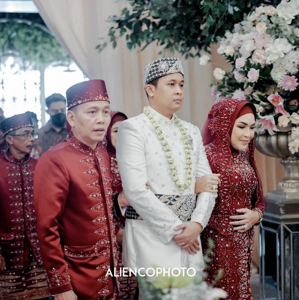 potret keluarga di nikahan adik Ayu Ting Ting instagram.com/aliencophoto)