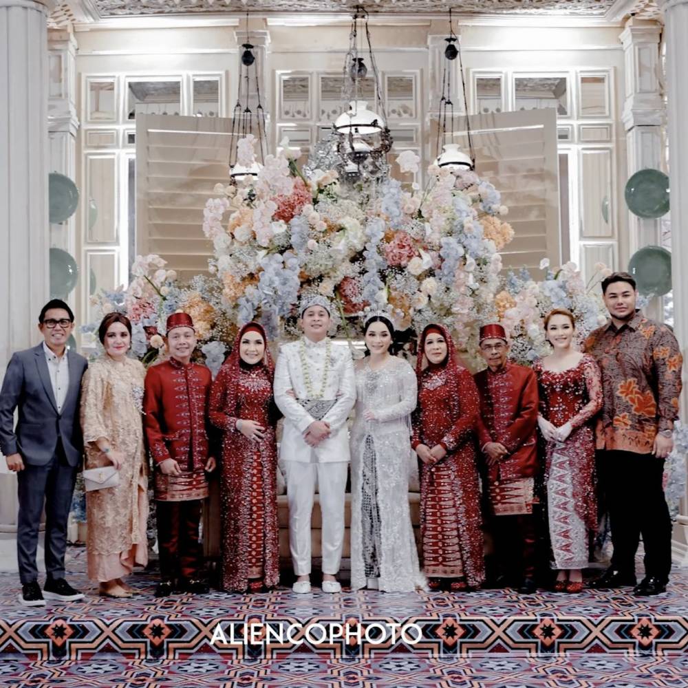 potret keluarga di nikahan adik Ayu Ting Ting instagram.com/aliencophoto)