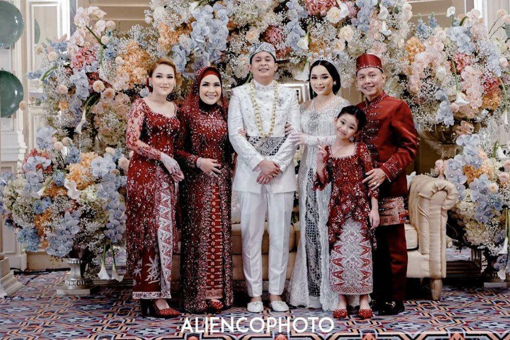 potret keluarga di nikahan adik Ayu Ting Ting instagram.com/aliencophoto)