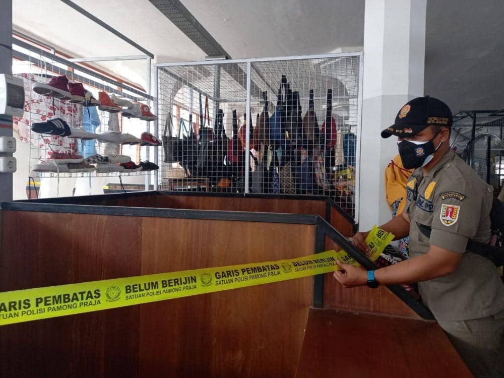 Satpol PP Kota Semarang melakukan penyegelan di lapak pedagang Pasar Johar karena tidak ditempati, Senin (21/2/2022). (Dok. Satpol PP Kota Semarang)