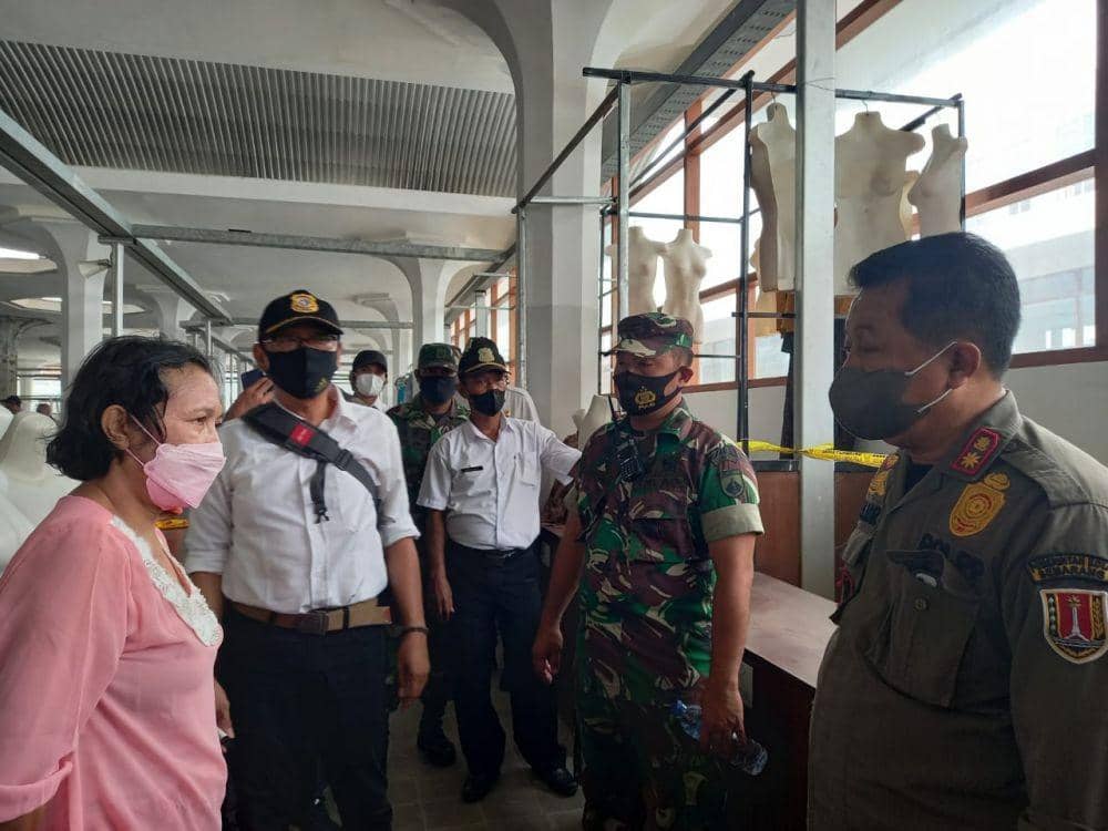 Satpol PP Kota Semarang melakukan penyegelan di lapak pedagang Pasar Johar karena tidak ditempati, Senin (21/2/2022). (Dok. Satpol PP Kota Semarang)