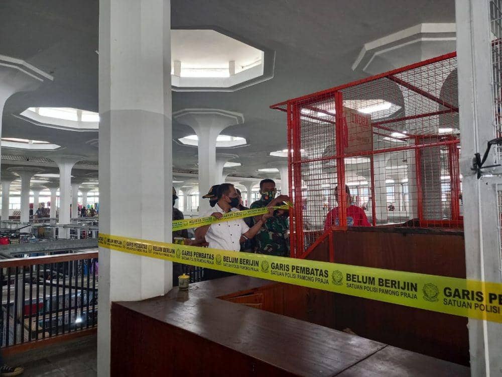 Satpol PP Kota Semarang melakukan penyegelan di lapak pedagang Pasar Johar karena tidak ditempati, Senin (21/2/2022). (Dok. Satpol PP Kota Semarang)