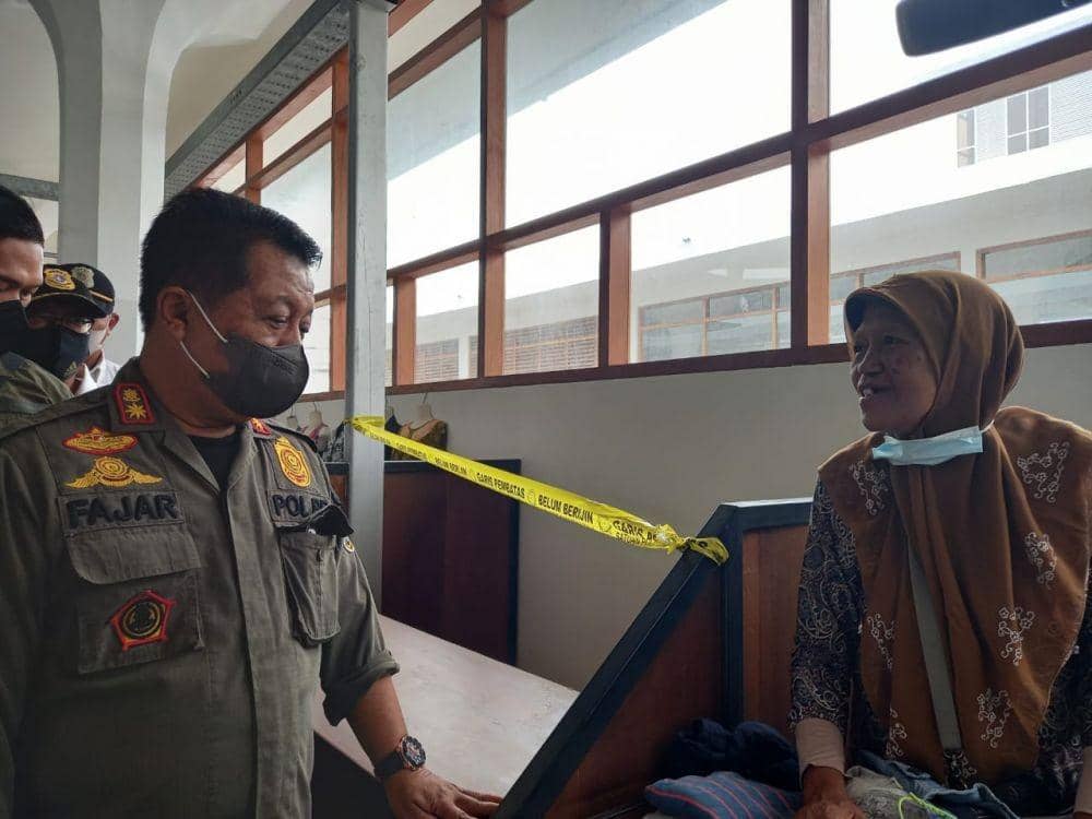 Satpol PP Kota Semarang melakukan penyegelan di lapak pedagang Pasar Johar karena tidak ditempati, Senin (21/2/2022). (Dok. Satpol PP Kota Semarang)