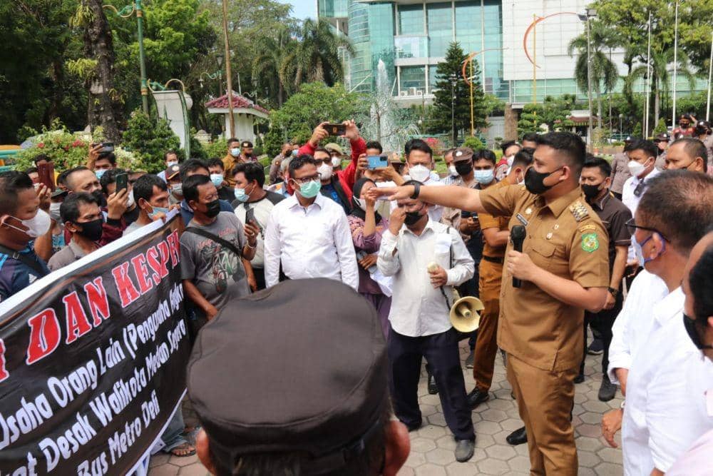 Wali Kota Medan, Muhammad Bobby Afif Nasution saat menemui supir angkot berdemo (Dok. Istimewa)