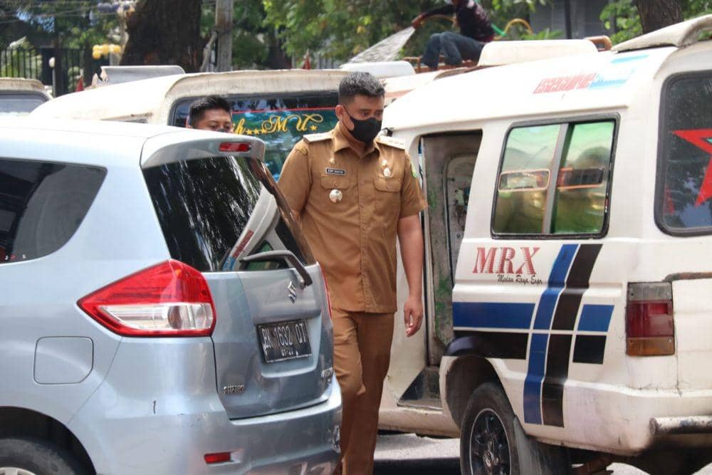 Wali Kota Medan, Muhammad Bobby Afif Nasution saat menemui sopir angkot berdemo (Dok. Istimewa)