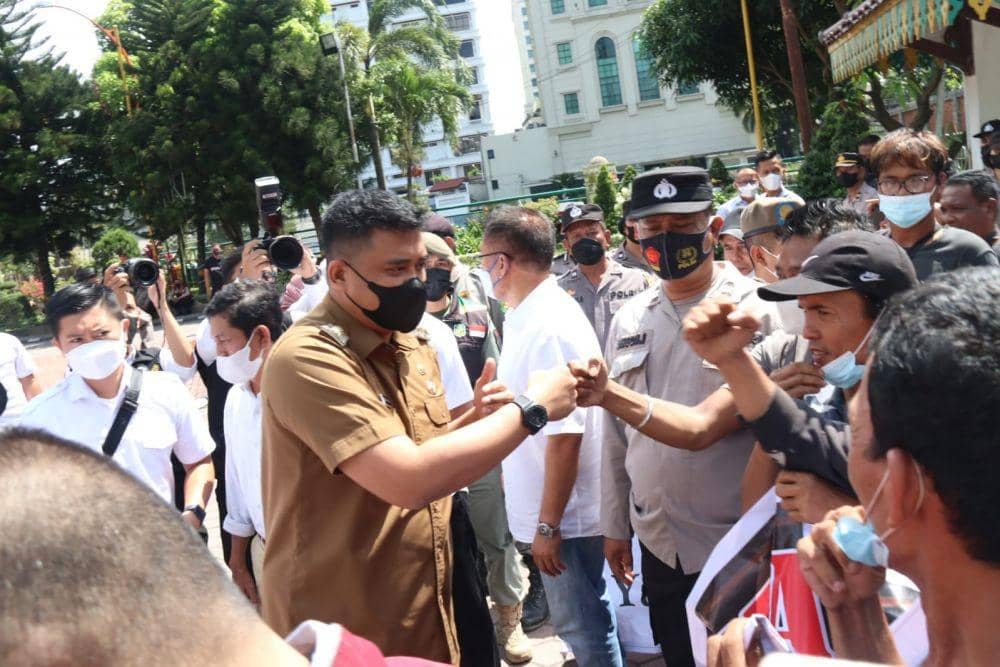 Wali Kota Medan, Muhammad Bobby Afif Nasution saat menemui sopir angkot berdemo (Dok. Istimewa)