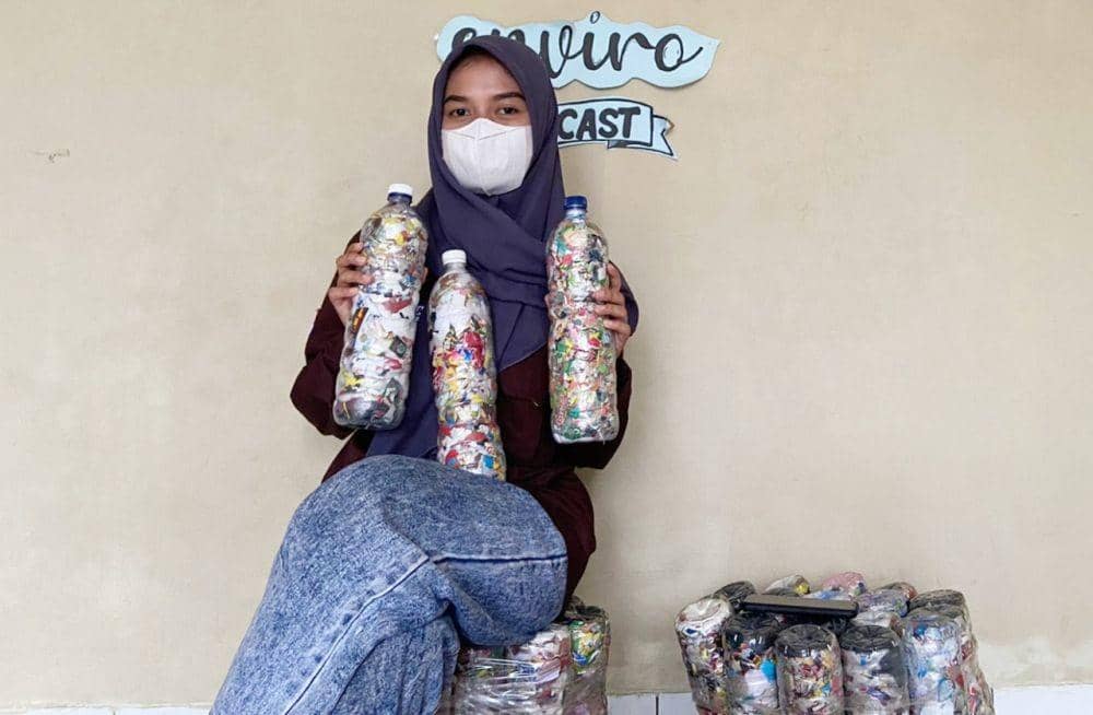 Memperingati Hari Peduli Sampah Nasional (HPSN), mahasiswa Program Studi Teknik Lingkungan Institut Teknologi Sumatera (ITERA) melakukan aksi nyata dengan memanfaatkan sampah menjadi ecobrick. (Dok. ITERA).