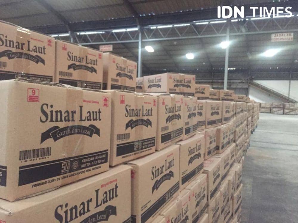 Sebanyak 32 ribu dus atau sekitar 345.600 ribu liter minyak goreng ditemukan berada di sebuah gudang penyimpanan CV. Sinar Laut. (IDN Times/Tama Yudha Wiguna)