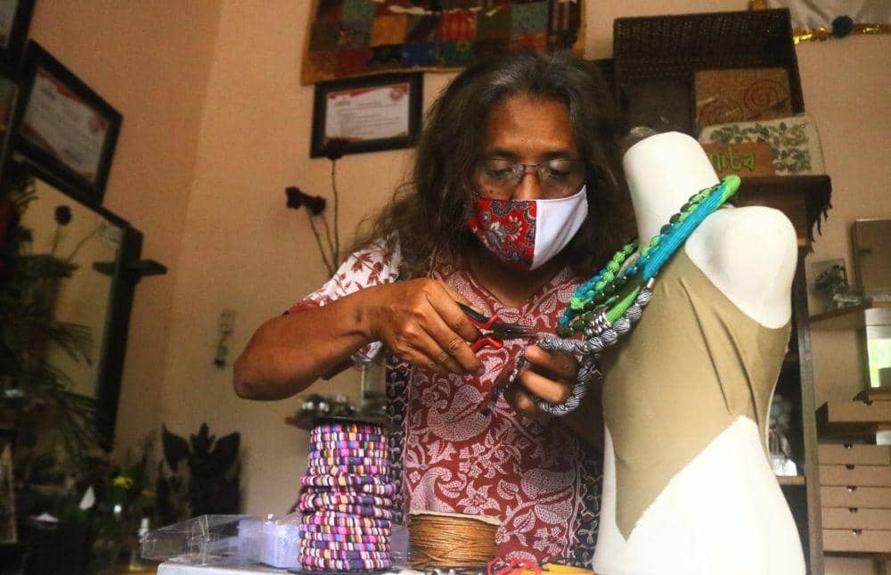Setyo Lesmono saat menyelesaikan produk kalung handmade yang ia buat. IDN Times/Alfi Ramadana