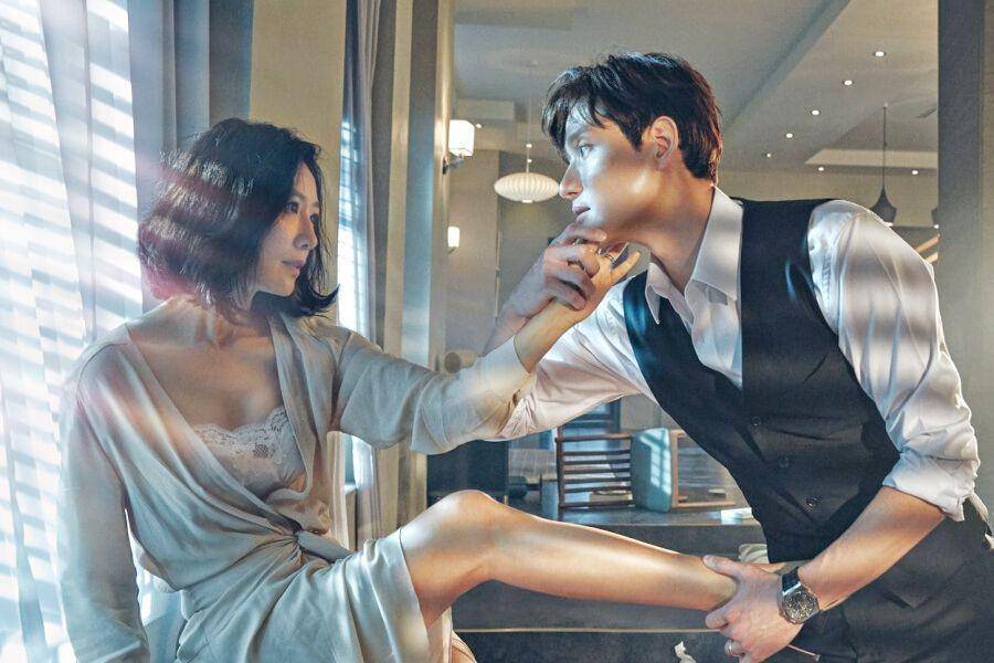 Kim Hee Ae dan Park Hae Joon dalam drama The World of Married