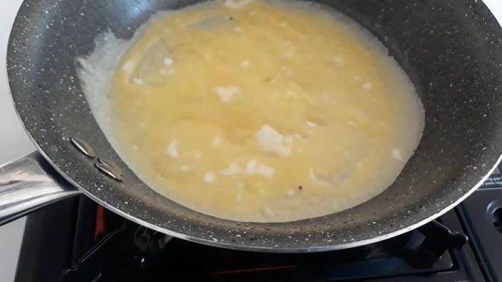 Ilustrasi memasak kulit egg roll (youtube.com/masakoto)