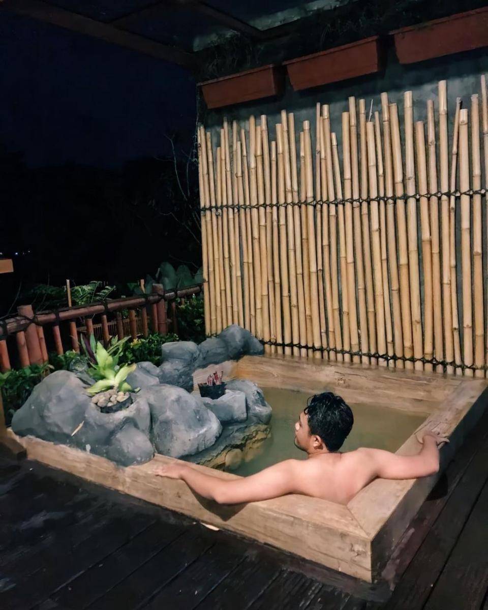 berendam air panas (instagram.com/theonsenresortbatu)