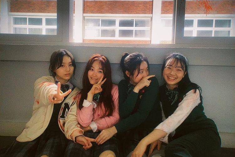 Lee Yoo Mi bersama para pemeran All of Us are Dead (Instagram.com/leeyoum262)