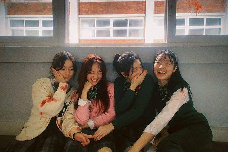 Lee Yoo Mi bersama para pemeran All of Us are Dead (Instagram.com/leeyoum262)