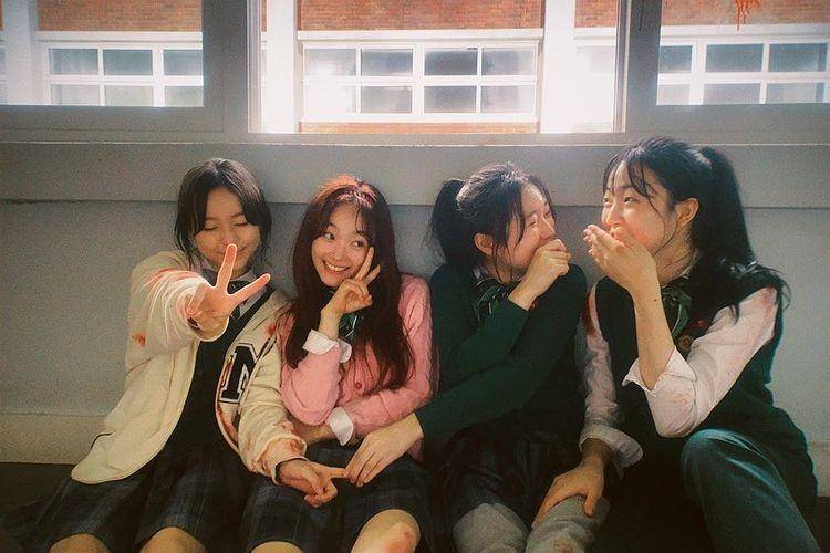 Lee Yoo Mi bersama para pemeran All of Us are Dead (Instagram.com/leeyoum262)