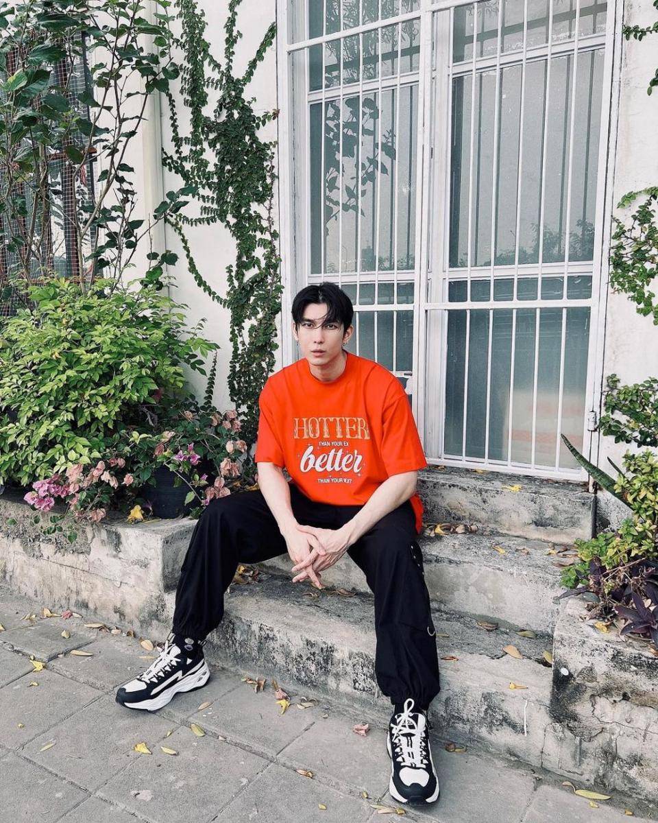 mix and match chunky sneakers ala Mew Suppasit (instagram.com/mewsuppasit)